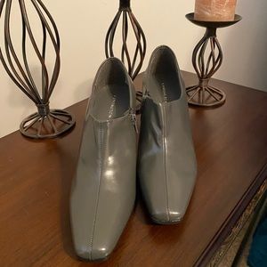 EUC Covington grey Shootie casual pumps, “Johnny” faux leather size 8